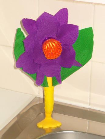 Fleure, brosse &agrave; vaisselle et papier cr&ecirc;pon, par Scabieuse