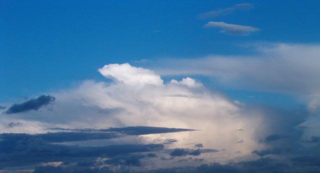 Immense nuage-colonie vu de loin . Photo de l'a&eacute;ronaute Tybalt.