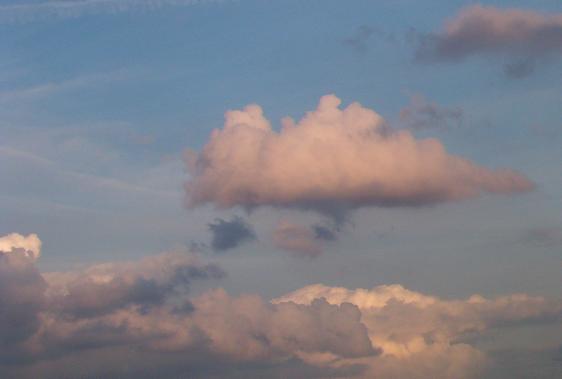 Nuage-colonie de petite taille d&eacute;rivant au coucher du soleil. Remarquez l'Ilph qui commence &agrave; l'embraser.  Photo par l'a&eacute;ronaute Tybalt.