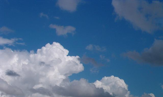 La partie sup&eacute;rieure de Welrynia sous l'une de ses multiples apparences, un jour d'&eacute;t&eacute;. Observez les sommets resplendissants du Castel-Neige. Photo de l'a&eacute;ronaute Tybalt.