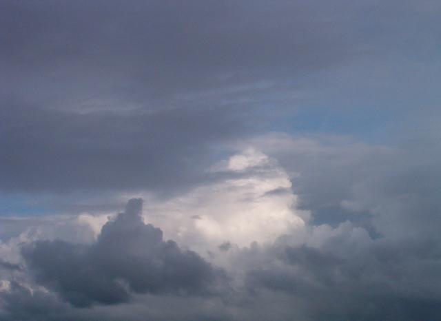 Grand nuage-cit&eacute; entrevu au coeur d'une perturbation . Photo de l'a&eacute;ronaute Tybalt.